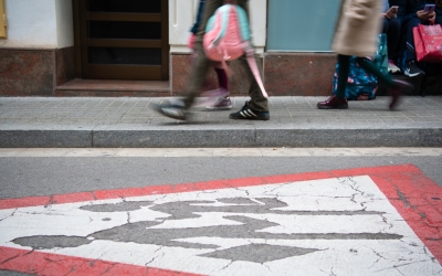 Intenten robar una nena en una parada d'autobús